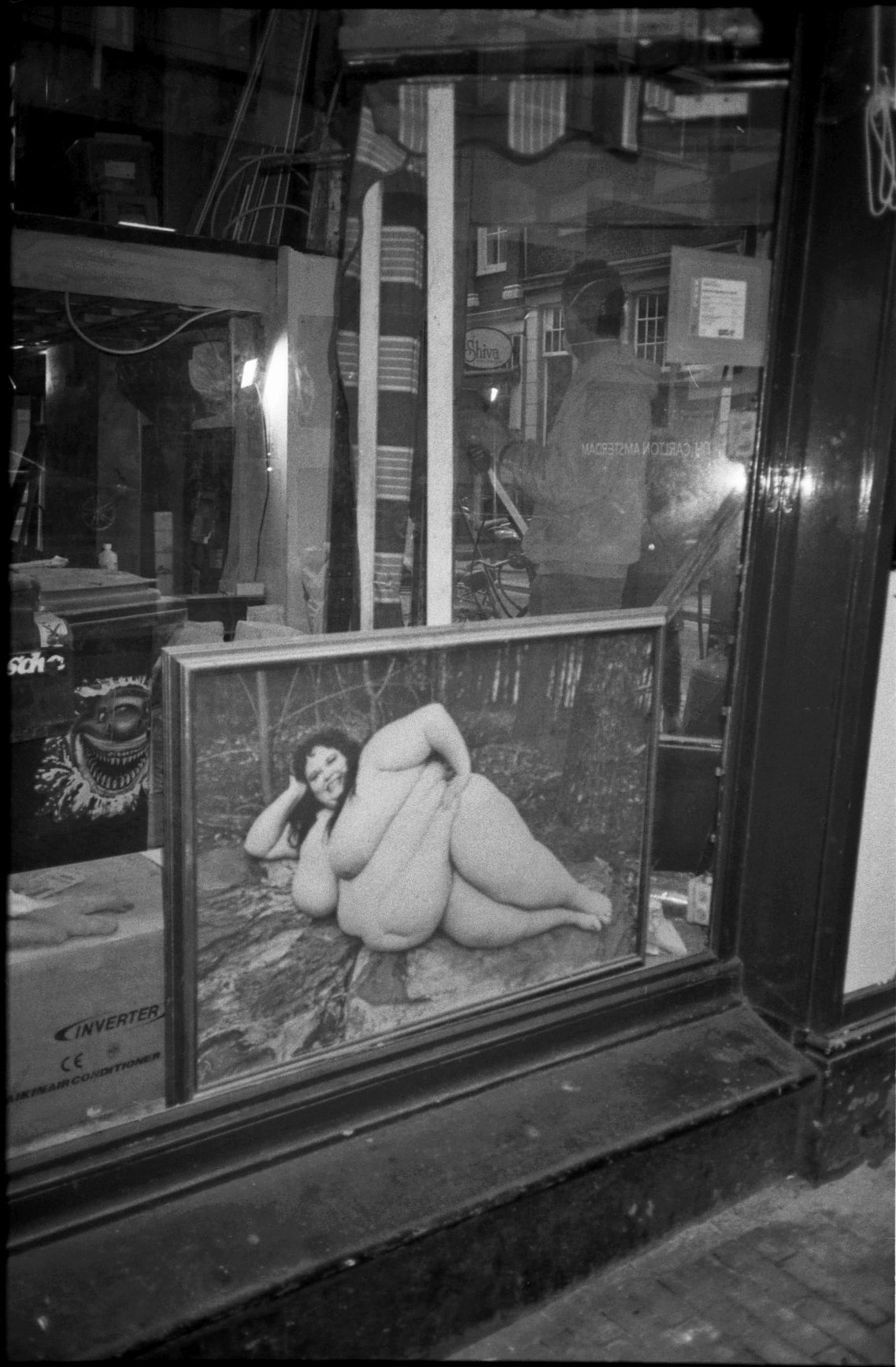 dikke vrouw in etalage+