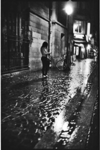 parijs08 vrouw in regen+